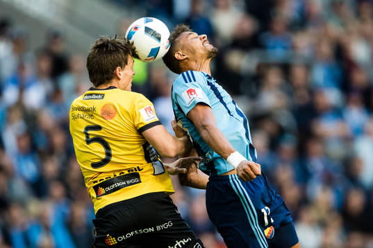 Elfsborgs Jörgen Horn i en nickduell med Djurgårdens