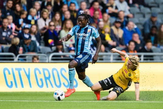 Djurgårdens Kebba Ceesay tar sig förbi Elfsborgs Viktor