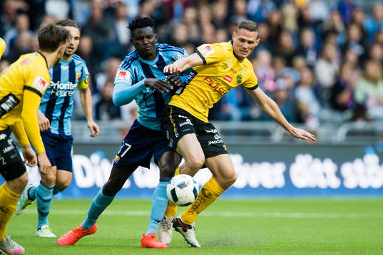 Djurgårdens Michael Olunga i kamp om bollen med Elfsborgs