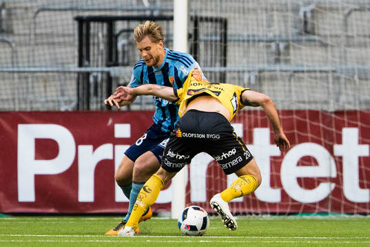 Djurgårdens Niklas Gunnarsson försvarar sig mot Elfsborgs