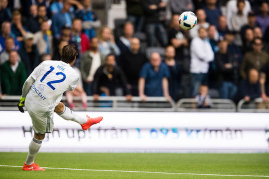 Djurgårdens målvakt Kenneth Høie med en utspark
