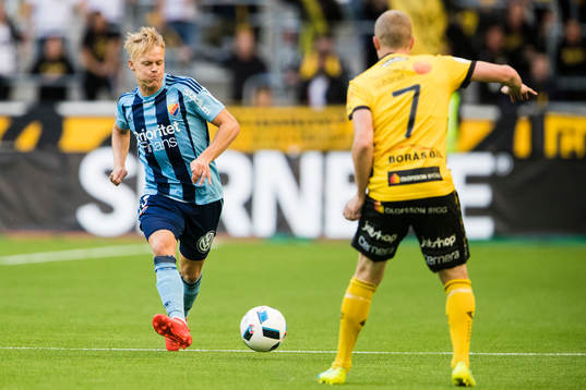 Djurgårdens Elliot Käck med bollen