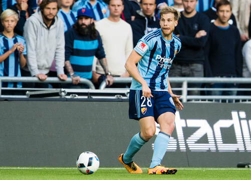 Djurgårdens Niklas Gunnarsson med bollen