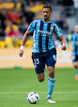 Djurgårdens Mathias Ranegie med bollen