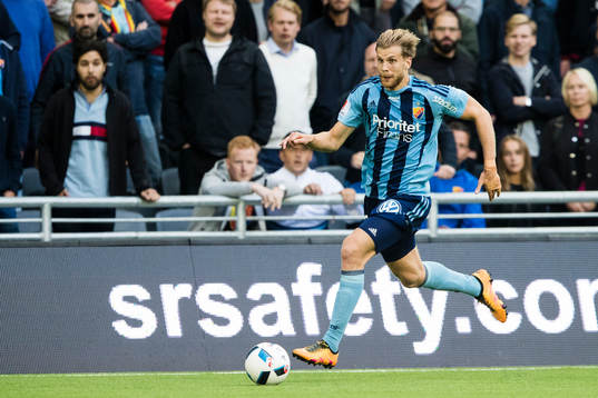 Djurgårdens Niklas Gunnarsson med bollen