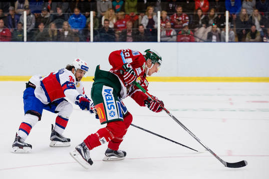 Frölundas Simon Hjalmarsson  före Norges Mats Zuccarello