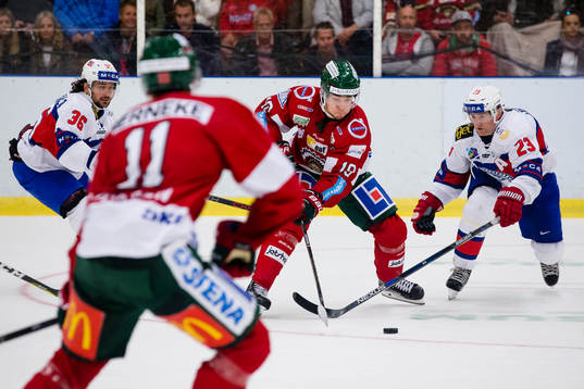 Frölundas Mattias Nörstebö mellan Norges Mats Zuccarello