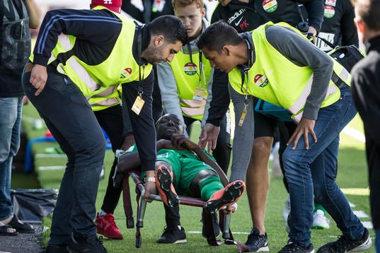 Dalkurds Omar Jagne ut på bår