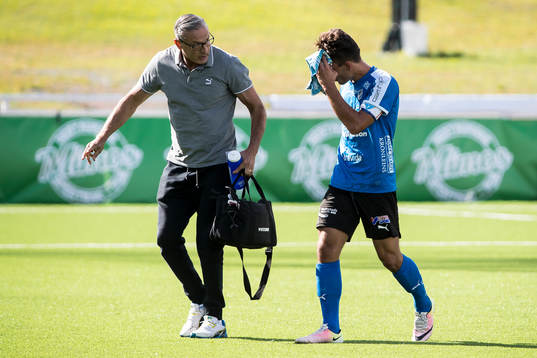 Dalkurds Omar Jagne ut på bår