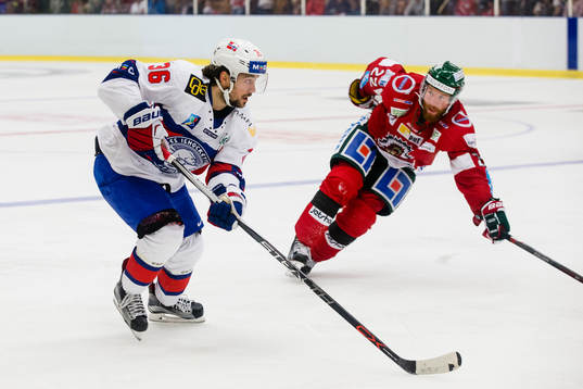 Norges Mats Zuccarello före Frölundas Robin Figren
