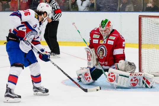 Norges Mats Zuccarello skjuter ett skott som Frölundas