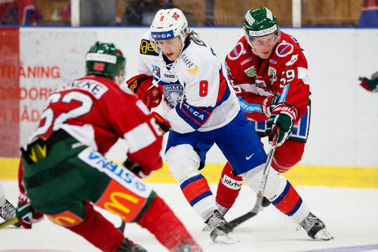 Norges Mathias Trettenes före Frölundas Simon Hjalmarsson