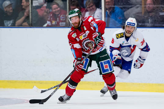 Frölundas Robin Figren före Norges Mats Zuccarello