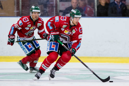 Frölundas Henrik Tömmernes med puck framför Erik Nyström