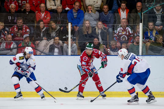 Frölundas Johan Sundström mellan Norges Mats Zuccarello