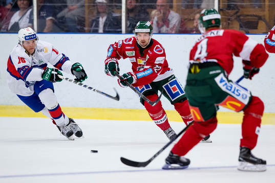 Frölundas Patrik Carlsson slår en passning till Jacob