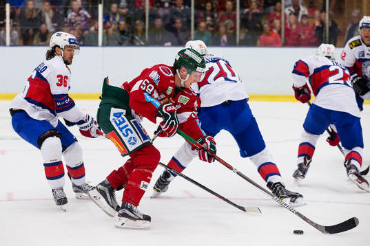 Frölundas Simon Hjalmarsson före Norges Mats Zuccarello