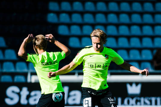 Häckens Rasmus Schuller värmer upp