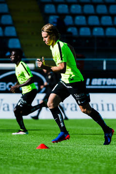 Häckens Rasmus Schuller värmer upp