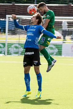 kamp om bollen i fotbollsmatchen i superettan mellan