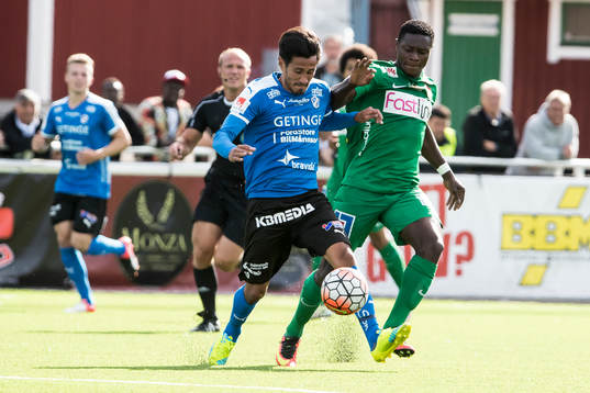 Halmstads Antonio Rojas i kamp om bollen med Dalkurds
