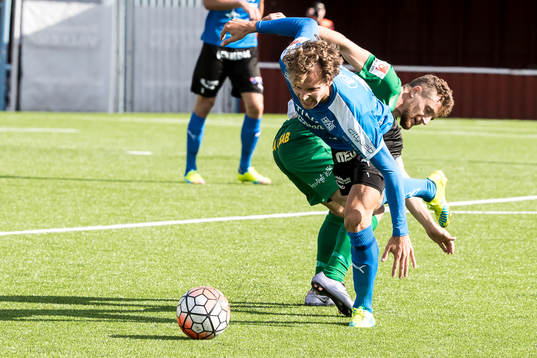 Kamp om bollen Halmstads Alexander Henningsson  i
