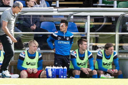 Halmstads Sead Haksabanovic på bänken i fotbollsmatchen i