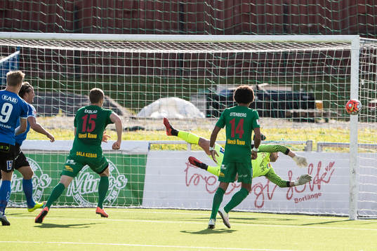 chans för Halmstads i slutet av matchen i fotbollsmatchen