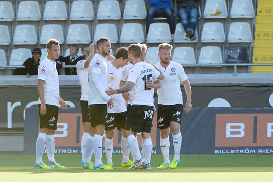Örebros Sebastian Ring gör 0-1 och jublar