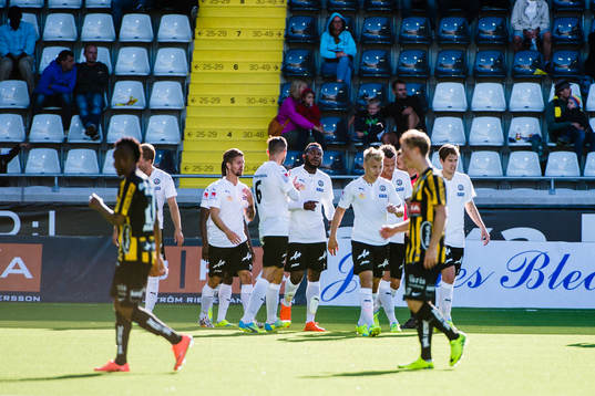 Häckens Nasiru Mohammed och Joel Andersson deppar medan