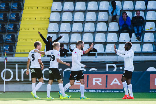 Örebros Martin Broberg gör 0-1 och jublar med Sebastian
