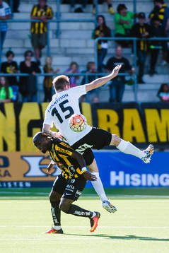Häckens John Owoeri och Örebros Martin Lorentzson i
