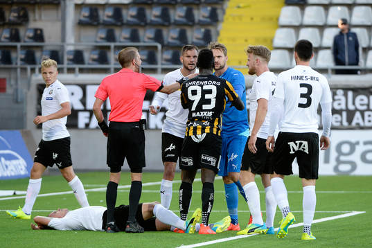 Irriterat mellan Örebros Robert Åhman Persson samt