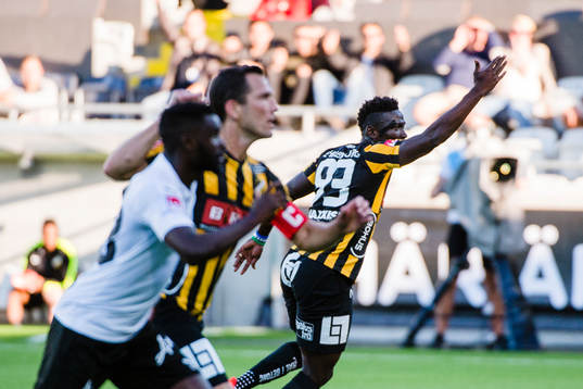 Häckens Alhassan Kamara sträcker armen i luften och vill
