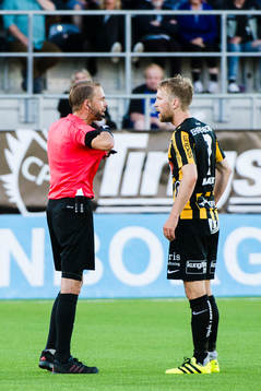 Domare Johan Hamlin varnar Häckens Rasmus Lindgren