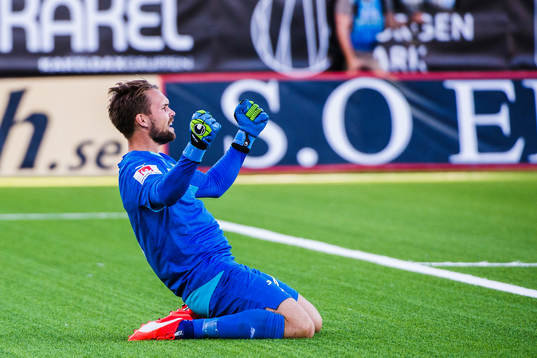 Örebros målvakt Oscar Jansson jublar