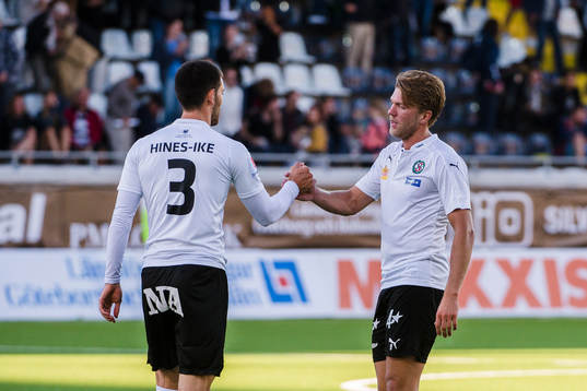 Örebros Brendan Hines-Ike och Martin Broberg jublar