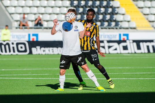 Örebros Erik Lund och Häckens Tefu Junaid Mashamaite