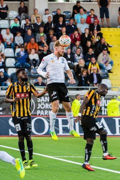 Örebros Michael Almebäck nickar undan bollen framför