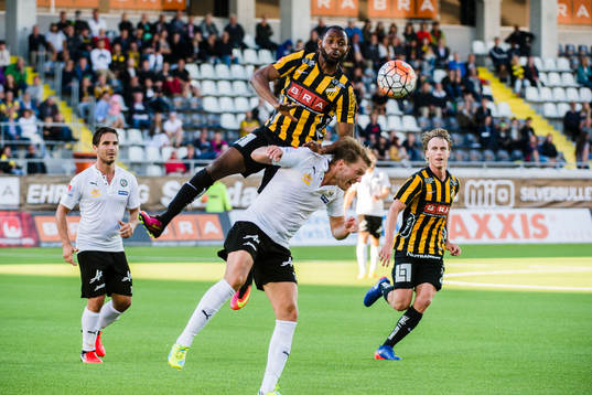 Örebros Nordin Gerzic och Häckens Rasmus Schuller ser