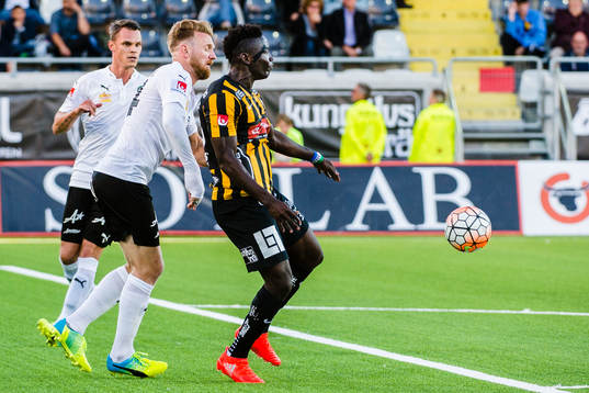 Örebros Michael Almebäck och Häckens Alhassan Kamara