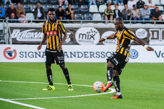 Häckens John Owoeri skjuter