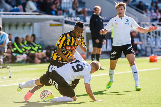 Örebros Sebastian Ring och Martin Broberg försvarar mot