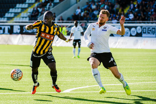Häckens John Owoeri skjuter och Örebros Michael Almebäck
