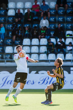 Örebros Robert Åhman Persson tar ner bollen framför