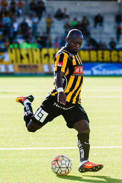 Häckens John Owoeri skjuter