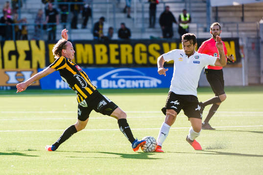 Örebros Nordin Gerzic och Häckens Rasmus Schuller i