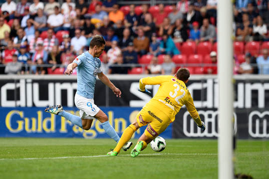 Malmö FFs Markus Rosenberg och Kalmars målvakt Lucas