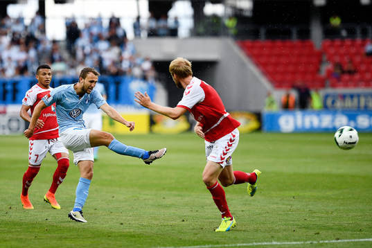 Malmö FFs Magnus Wolff Eikrem med ett skott på mål