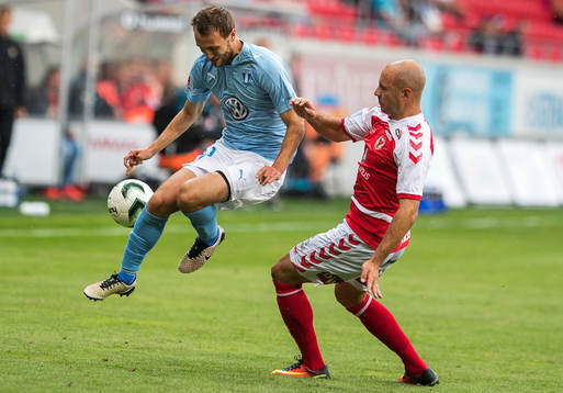 Kalmars Stefan Larsson och Malmö FFs Magnus Wolff Eikrem